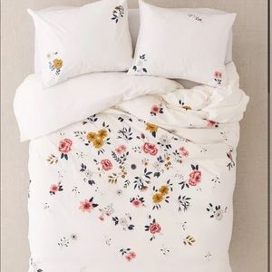 NWT Urban Outfitters Blossom Embroidered Floral Duvet Cover Full/Queen